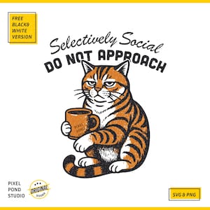 Op de afbeelding: Een cartoonillustratie van een chagrijnige kat die een koffiemok vasthoudt waarop "Pixel Pond Studio" staat. De kat is oranje en zwart met een chagrijnige uitdrukking. De tekst boven de kat luidt "Selectively Social Do Not Approach".