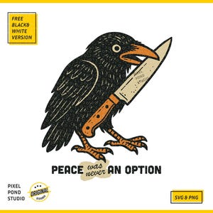 Op de afbeelding: Een zwart-witte illustratie van een raaf die een mes in zijn snavel vasthoudt. De raaf staat op zijn poten en het mes wijst naar rechts. De tekst "PEACE was never AN OPTION" staat onder de raaf.