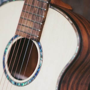 Big Body Archback Guitarlele Engelmann Fichte mit Bayong Boden und Zargen