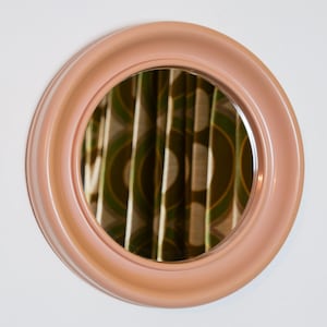 Plastikowe lustro ścienne w kolorze łososiowym z lat 60. XX wieku