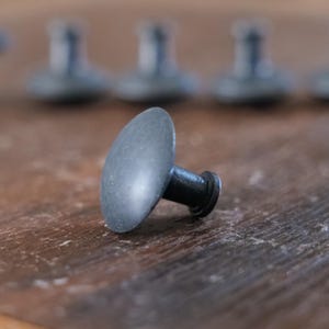 Zestaw 6 metalowych gałek do szuflad (lata 90. XX wieku)