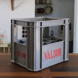 caisse à bouteilles de vin en plastique vintage des années 1980