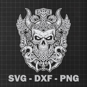 Könnte beinhalten: Schwarz-weiße Illustration eines Schädels mit aufwendigen Wikinger-Designs. Das Design umfasst einen Hammer, Flügel, Raben und Knotenmuster. Der Text "SVG - DXF - PNG" befindet sich unten.