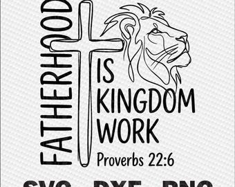 Pode incluir: Design gráfico a preto e branco com o texto "FATHERHOOD IS KINGDOM WORK" e "Provérbios 22:6". Uma cruz e a cabeça de um leão também estão presentes no design. A parte inferior da imagem inclui o texto "SVG - DXF - PNG".