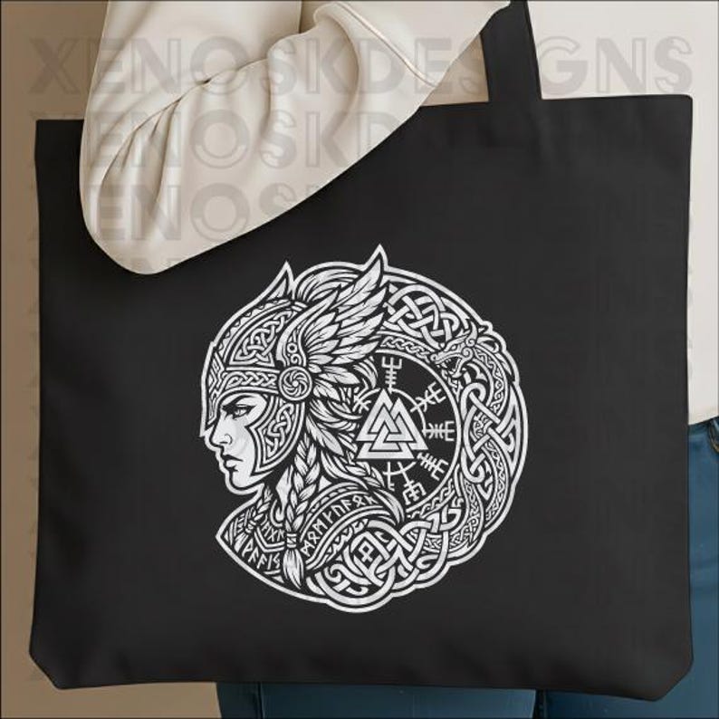 Op de afbeelding: Zwarte draagtas met een witte afbeelding van een Viking-krijger in profiel, versierd met een gevleugelde helm en ingewikkeld knoopwerk. Het ontwerp bevat runen en een cirkelvormige rand, wat een gedurfde, gedetailleerde esthetiek cre&euml;ert.