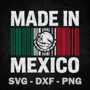Könnte beinhalten: Ein Grafikdesign mit dem weißen Text MADE IN MEXICO und darunter SVG - DXF - PNG. Die Mitte enthält ein Strichcodemuster in Grün, Weiß und Rot mit dem mexikanischen Wappen, einem Adler auf einem Kaktus, in der Mitte des Designs.