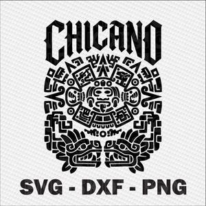 Könnte beinhalten: Ein schwarzes Grafikdesign auf weißem Hintergrund mit dem Wort CHICANO in einer fetten, stilisierten Schrift über einem detaillierten kreisförmigen Aztekenkalender-Motiv mit zwei symmetrischen Schlangenköpfen und dem Text SVG - DXF - PNG.