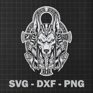 Puede incluir: Ilustración en blanco y negro de Anubis, dios egipcio con cabeza de chacal, con detalles intrincados. La imagen incluye jeroglíficos y el texto "SVG - DXF - PNG" sobre un fondo de cuadrícula.