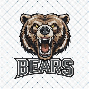 Peut inclure: Broderie d'une tête d'ours rugissant avec des yeux jaunes et une fourrure brune. La bouche de l'ours est ouverte, révélant les dents. En dessous, le mot "BEARS" dans une police stylisée avec un code couleur noir et gris.
