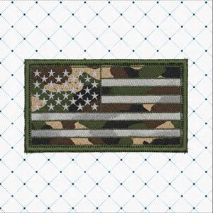 Può includere: Toppa ricamata con un design a bandiera americana mimetica. La bandiera incorpora un motivo mimetico nelle tonalità del verde, marrone e beige, con stelle e strisce bianche. La toppa ha un bordo verde ed è di forma rettangolare.