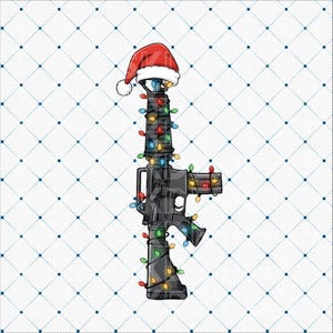 Op de afbeelding: Een zwart geweer versierd met kleurrijke kerstverlichting en een rode kerstmuts. De afbeelding staat tegen een witte achtergrond met een blauw ruitpatroon.
