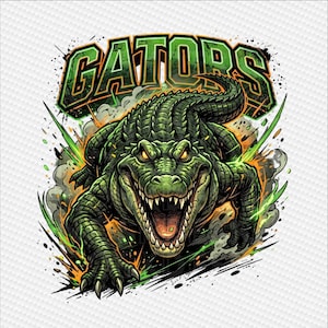 Peut inclure: Une illustration graphique d'un alligator vert aux yeux jaunes brillants et à la gueule ouverte montrant des dents acérées. Le mot GATORS est écrit en grandes lettres grasses vertes et noires au-dessus de l'alligator, entouré d'accents orange et verts.
