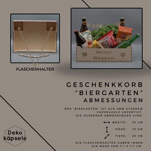 Puede incluir: Una cesta de regalo de madera con el texto "Benny's Biergarten" en la parte delantera. La cesta est&aacute; llena de varios art&iacute;culos, incluyendo cerveza, pretzels y aperitivos. La cesta mide 35 cm de ancho, 10 cm de alto y 25 cm de profundidad. Los portavasos dentro de la cesta miden 7,1 cm por 7,1 cm.