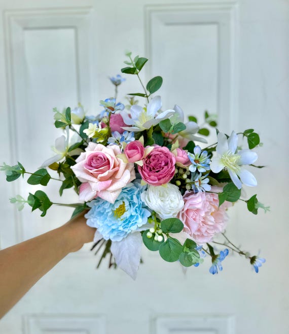 Handgefertigte künstliche Seidenblumensträuße, staubige blaue und errötende rosa Hochzeitsblumen, Blumenherz-Hochzeitsakzent, künstlicher Brautstrauß