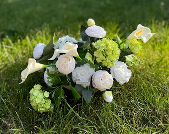 Grünes Gesteck, künstliche Rosen in Vase, Blumengesteck, weiße Pfingstrose, weiße Blumen, Tischdekor, Hochzeitsdeko