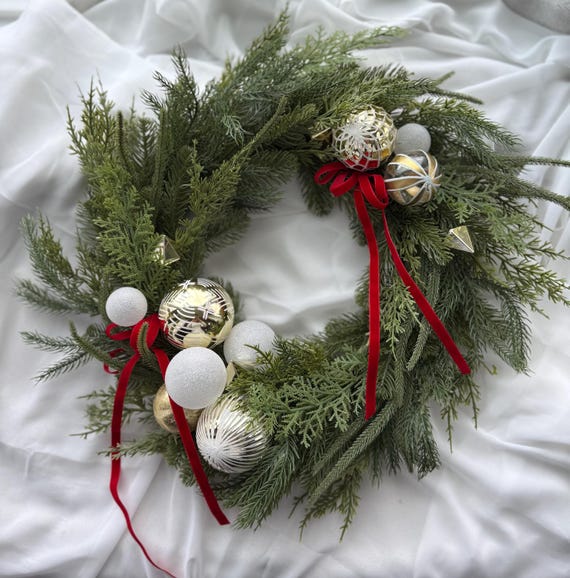 Türkranz, Weihnachtstürkranz, Weihnachtskranz mit weiß goldenen Kugeln, Weihnachtskranz mit Schleife, Winterdekoration, Weihnachtskranz mit Pinien
