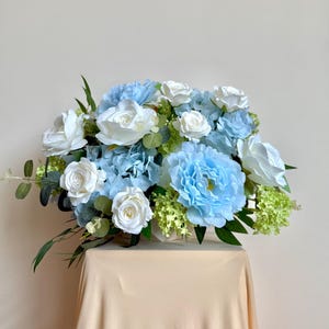 Fleurs bleues pour l&#39;allée de mariage, Arrangements floraux artificiels, Décorations de mariage