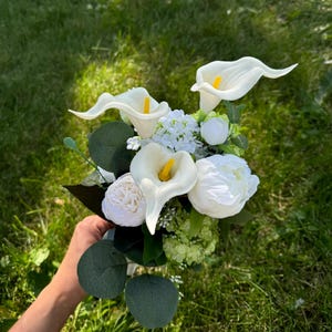 White & Greenery Bridesmaids Bouquets, Elegant Mini Faux Flower Bouquet, Classic Silk Artificial Wedding Flowers for Bridesmaid