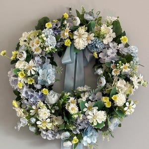 Corona redonda azul para puerta con lazo de satén, corona de peonías redonda para todas las estaciones, decoración floral para porche, corona de flores para puerta de entrada, bonita corona.