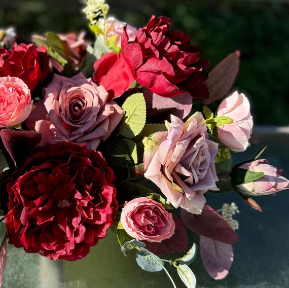 Millionspring Ramo Navideño Artificial Con Rosas, Piñas, Eucalipto Y Bayas Rojas – Centro De Mesa O Ramos De Novia