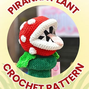 Peut inclure: Un modèle de crochet Piranha Plant avec une tête rouge, des taches blanches et une bouche bordée de blanc avec des dents acérées. La plante a une langue rose et des feuilles vertes. Les mots "PIRANHA PLANT CROCHET PATTERN" sont affichés.