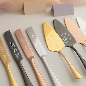 May include: A selection of engraved cake servers in gold, black, and rose gold. Each server is personalised with text, ideal for weddings or celebrations. The blades have different shapes. Measurements are in centimetres.