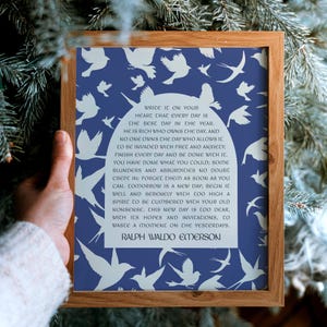 Pu&ograve; includere: Una citazione di arte murale stampabile blu e bianca di Ralph Waldo Emerson. La citazione recita: "Scrivi nel tuo cuore che ogni giorno &egrave; il giorno migliore dell'anno. &Egrave; ricco chi possiede il giorno, e nessuno possiede il giorno che permette all'ansia e alla preoccupazione di invaderlo. Termina ogni giorno e sii in pace. Hai fatto quello che potevi; senza dubbio si sono insinuati alcuni errori e assurdit&agrave;; dimenticateli il prima possibile. Domani &egrave; un nuovo giorno; inizia bene e serenamente con uno spirito troppo elevato per essere appesantito dalle tue vecchie sciocchezze. Questo nuovo giorno &egrave; troppo prezioso, con le sue speranze e i suoi inviti, per sprecare un momento sul passato."