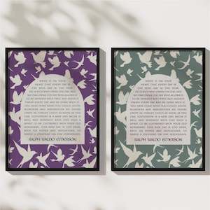 Pu&ograve; includere: Due stampe d'arte da parete stampabili con sfondo viola e verde. Le stampe presentano una citazione di Ralph Waldo Emerson su come sfruttare al meglio ogni giorno. La citazione &egrave; circondata da un motivo di uccelli bianchi.