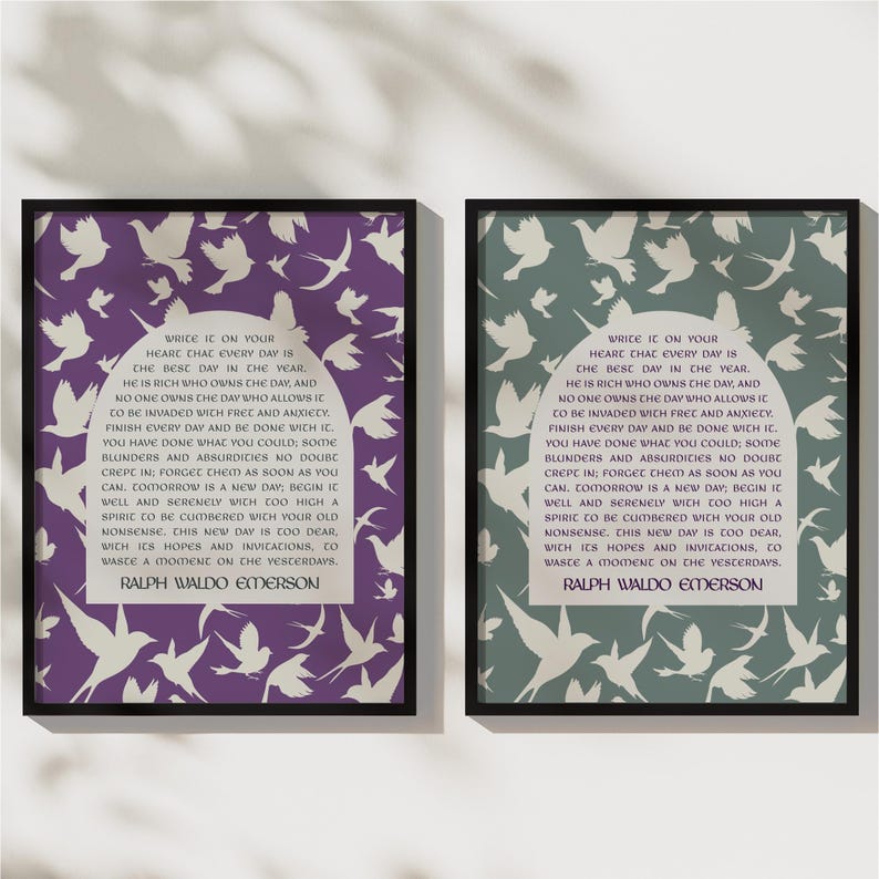 Pu&ograve; includere: Due stampe d'arte da parete stampabili con sfondo viola e verde. Le stampe presentano una citazione di Ralph Waldo Emerson su come sfruttare al meglio ogni giorno. La citazione &egrave; circondata da un motivo di uccelli bianchi.
