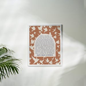 Pu&ograve; includere: Un poster di arte da parete stampabile con una citazione di Ralph Waldo Emerson su uno sfondo marrone con silhouette bianche di uccelli. La citazione dice: "Wrice icon yokur heare chal every day is the bese day in the year. He is rich who owns che day and no one owns che day who allows ic do be maded wich free and anxhey finish every day and be done waichic you have done what you could bote blunders and absurdicies no dour crepe in forcee chet as soon as yoo cam, contiorrow is a new day begin well and serenely wich do you hich a spiric co be cotbcbo wich your old nonsense chis new dap is coo dear, mich ids hopes and invicacions co wasce a chottiene on the westerdays. Ralph Waldo Emerson"