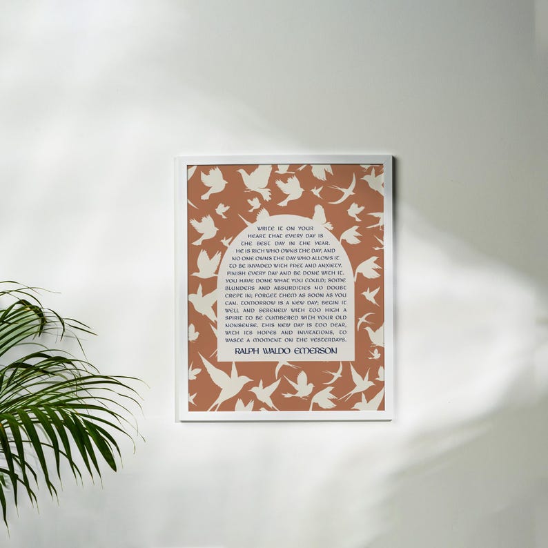 Pu&ograve; includere: Un poster di arte da parete stampabile con una citazione di Ralph Waldo Emerson su uno sfondo marrone con silhouette bianche di uccelli. La citazione dice: "Wrice icon yokur heare chal every day is the bese day in the year. He is rich who owns che day and no one owns che day who allows ic do be maded wich free and anxhey finish every day and be done waichic you have done what you could bote blunders and absurdicies no dour crepe in forcee chet as soon as yoo cam, contiorrow is a new day begin well and serenely wich do you hich a spiric co be cotbcbo wich your old nonsense chis new dap is coo dear, mich ids hopes and invicacions co wasce a chottiene on the westerdays. Ralph Waldo Emerson"