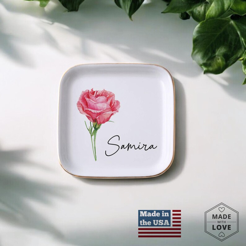 Puede incluir: Bandeja cuadrada de cer&aacute;mica blanca con borde dorado, con una rosa rosa acuarela y el nombre "Samira" en escritura cursiva. La bandeja est&aacute; marcada "Made in the USA" y "Made with Love".