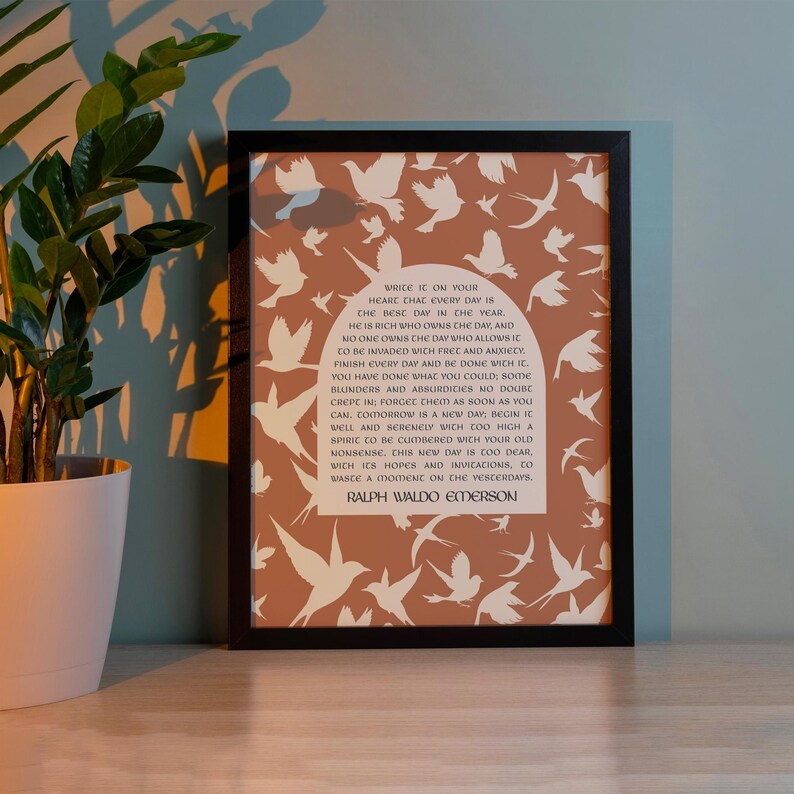 Pu&ograve; includere: Una stampa incorniciata con uno sfondo marrone e silhouette bianche di uccelli. La stampa presenta una citazione di Ralph Waldo Emerson: "Scrivilo nel tuo cuore che ogni giorno &egrave; il giorno migliore dell'anno..."
