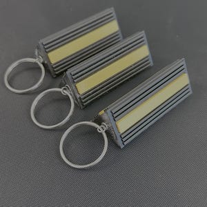 ミニ航空機ホイールチョックキーホルダー – カスタム航空ギフト – 空港コード/機体番号のパーソナライズオプション