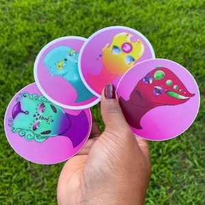 Lindo juego de calcomanías de vinilo con cabeza de extraterrestre coloridas, calcomanías vibrantes y extravagantes para computadoras portátiles, patinetas y más.