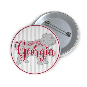 Puede incluir: Un juego de tres tazas de cerámica con un acabado mate moteado. Las tazas son de color crema, gris claro y gris oscuro. Cada taza tiene un diseño minimalista y un asa redondeada. Para café o té.