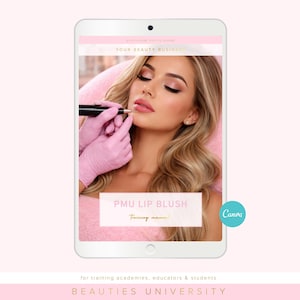 Könnte beinhalten: Ein digitales Tablet zeigt ein Schönheitstrainingshandbuch. Der Bildschirm zeigt eine Frau, die sich einem Lippen-Blush-Verfahren unterzieht. Der Text "PMU LIP BLUSH Training manual" ist sichtbar. Das Tablet befindet sich vor einem hellrosa Hintergrund. Der Text "BEAUTIES UNIVERSITY" steht unten.