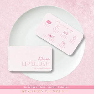 以下が含まれることがあります： 「Aftercare LIP BLUSH」と書かれたカードと、アイコン付きの「LIP BLUSH AFTERCARE」と書かれた2枚のピンク色の長方形のカード。カードは白いお皿の上にあり、ピンク色のテクスチャ背景に配置されています。画像の下部には「BEAUTIES UNIVERSITY」と書かれています。