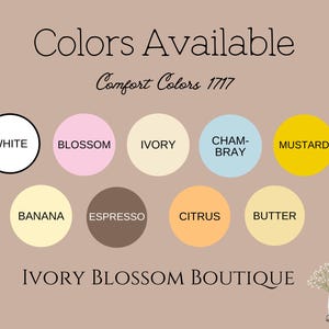 Op de afbeelding: Een kleurenkaart die de beschikbare kleuren voor Comfort Colors 1717 T-shirts laat zien. De kleuren zijn: Wit, Bloesem, Ivoor, Chambray, Mosterd, Banaan, Espresso, Citrus en Boter. De kaart is gelabeld met "Comfort Colors 1717" en "Ivory Blossom Boutique."