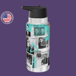 Puede incluir: Botella de agua de acero inoxidable con tapa negra y un collage de imágenes en blanco y negro. La botella presenta el texto "AN ACTOR AND MY BACK IS", "I HATE KAREOKE" y "TAKES TO JUMPI". También es visible una pegatina con la bandera estadounidense.