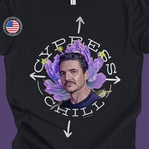 Puede incluir: Camiseta negra con un gráfico de un hombre con un diseño floral y el texto "Cypress Hill" en un círculo blanco con flechas.