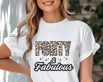 Puede incluir: Camiseta blanca con un diseño de estampado de leopardo que dice "Forty & Fabulous".