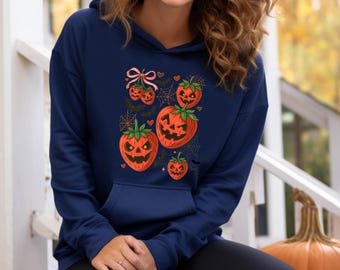 ¡Celebra el verano con estilo! Esta adorable sudadera con capucha de fresa para Halloween es el regalo perfecto para quienes aman el ambiente acogedor, divertido y espeluznante.