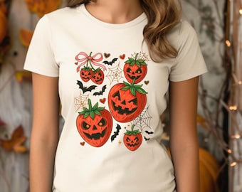 ¡Celebra el verano con estilo! Esta linda camiseta de calabaza y fresa es el regalo de Halloween perfecto para los amantes de la diversión y las almas modernas.
