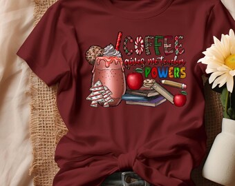 Camiseta "El café me da poderes de maestro", divertida camiseta de regalo para maestros, colorida camiseta para amantes del café de regreso a clases, atuendo de maestro "Caffeine Powered"