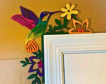 Adorno de puerta de madera, marco de puerta, letrero, flores, decoración de pared, pájaros coloridos, decoración de puerta, regalo para ella, letrero de pared para habitación, marco de puerta, letrero artístico.