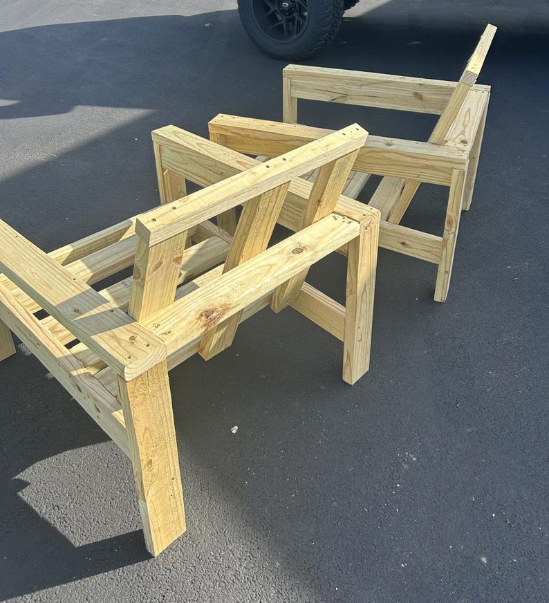 Puede incluir: Dos sillas de madera sin terminar apiladas una encima de la otra. Las sillas son de madera marr&oacute;n claro y tienen un dise&ntilde;o sencillo.