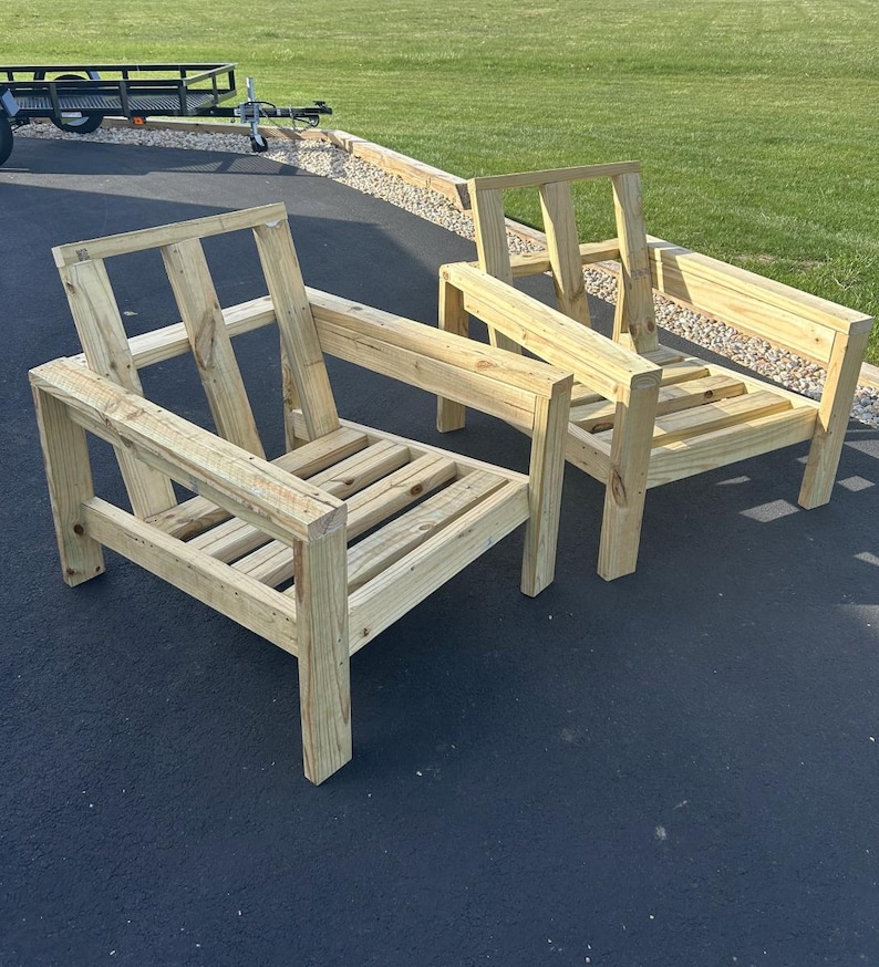 Puede incluir: Dos sillas de madera sin terminar con respaldos y asientos de listones. Las sillas son de madera natural y tienen un dise&ntilde;o simple y moderno.