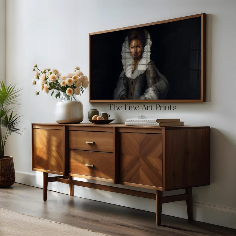 Puede incluir: Un aparador de madera de estilo mediados de siglo moderno con dos cajones y dos puertas de armario. El aparador est&aacute; hecho de madera oscura con un patr&oacute;n de diamante en las puertas del armario. Una impresi&oacute;n enmarcada de una mujer con un cuello de encaje blanco est&aacute; colgada en la pared sobre el aparador. El texto "The Fine Art Prints" es visible debajo de la impresi&oacute;n.