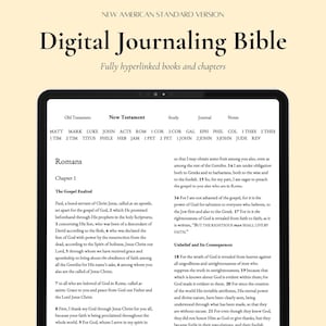 Könnte beinhalten: Eine Seite aus einer digitalen Journal-Bibel, die das Buch Römer, Kapitel 1, Verse 1-25 zeigt. Der Text ist in Schwarzweiß, wobei der Titel "Das Evangelium Erhöht" fett hervorgehoben ist. Die Seite ist in drei Spalten unterteilt, wobei die erste Spalte den Text der Bibel enthält, die zweite Spalte Studiennotizen und die dritte Spalte Journaleinträge.